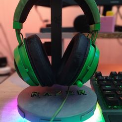 IMG_20230910_073730898_PORTRAIT.jpg Archivo STL Soporte auriculares Razer・Modelo para descargar e imprimir en 3D