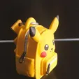 7dc0a64f2c7e1ec0.webp Porta-chaves em forma de mochila do Pikachu