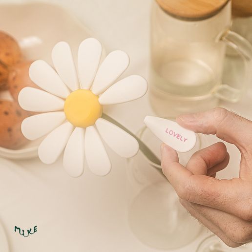 Shapeofmike_DAISY12_CULTSGRAPHIC2_01.jpg Love Note Daisy - con pétalos magnéticos de palabras