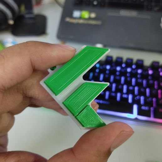 IMG_20230606_191045.jpg Flutter Logo Keychain