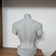 PXL_20260414_191708399.jpg Schmuck-Halsketten-Präsentationsständer / Kopfloser athletischer Torso auf einem Marmorsockel