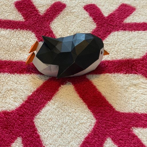 Penguin-side-2.jpg Pengiun sliding low poly