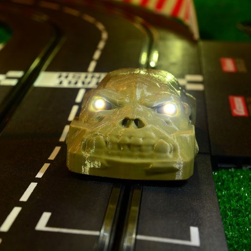 Reptiloid Skull Slot Car Body 1:32 – Alien Reptile Skull with Glowing Eyes | 3MF + STL