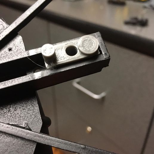 cc_mount_3.JPG Montaje del acoplador Kadee de la tolva Bachman a escala G