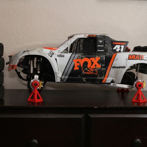 IMG_0094.JPG Traxxas UDR Hub Jack Stand