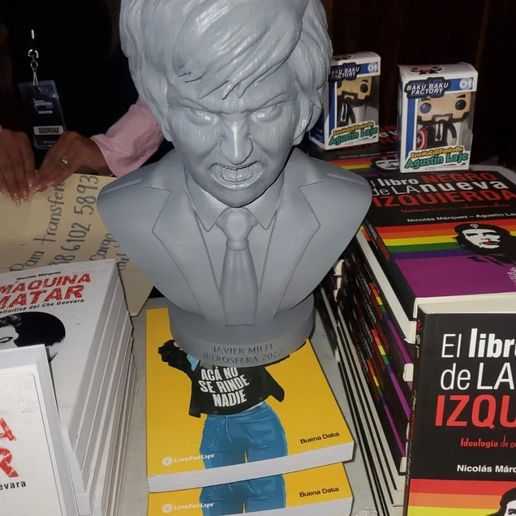 293623856_469309711703423_1337606029704634071_n.jpg Busto de Javier Milei en partes