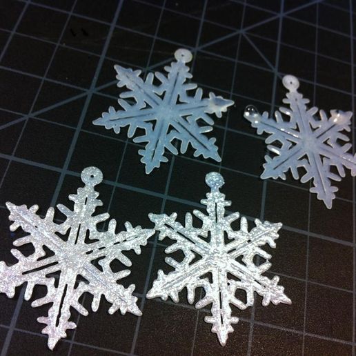 SnowflakeEarring4_Large_display_large_display_large.jpg p Boucle d'oreille #6 Flocon de neige