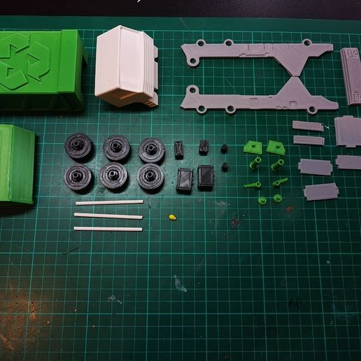 c91f1663-28fa-47ed-a223-44962366e03c.jpg Camión de basura de juguete,