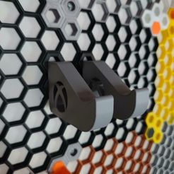 IMG_20220922_123419.jpg Free STL file Xbox One Controller Honeycomb Holder Mount・3D print design to download