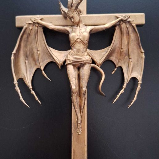 569aadbd-b5df-4dc8-950d-d475acfbc384.jpg 十字架上的妖精