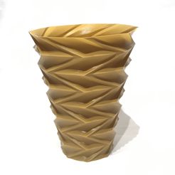 IMG_5123.jpg Archivo STL gratis jarrón en zigzag v1・Plan de la impresora 3D para descargar