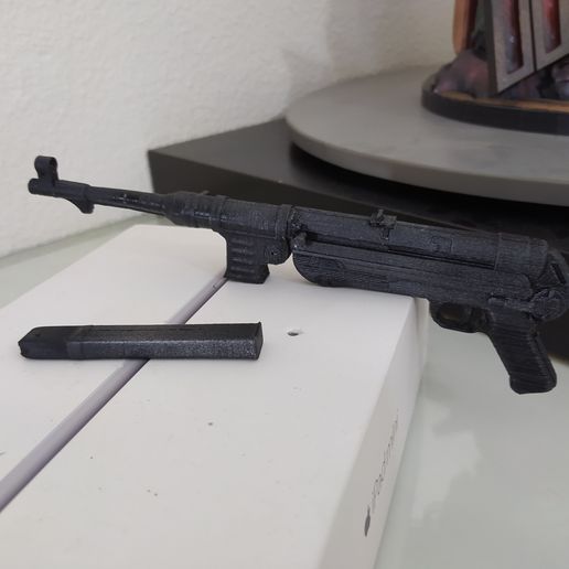 Работа MP40 (Maschinenpistole 40) mp40 MINIATURE SCALE 1:3 CUT AND ...