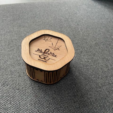 IMG_7973.jpg Boîte à alliances – Un écrin hexagonal pour un amour qui tourne rond