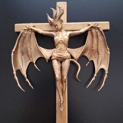 f0cb3b22-da32-4587-8660-1bc2c89a4c1c.jpg 十字架上的妖精