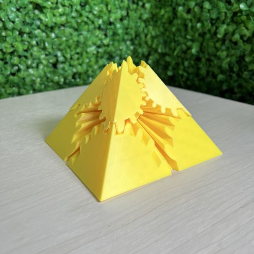 z5748845461300_9c3c437c33c5b54f5aff7844edcf5d8f.jpg Pyramid Gear Fidget Toy