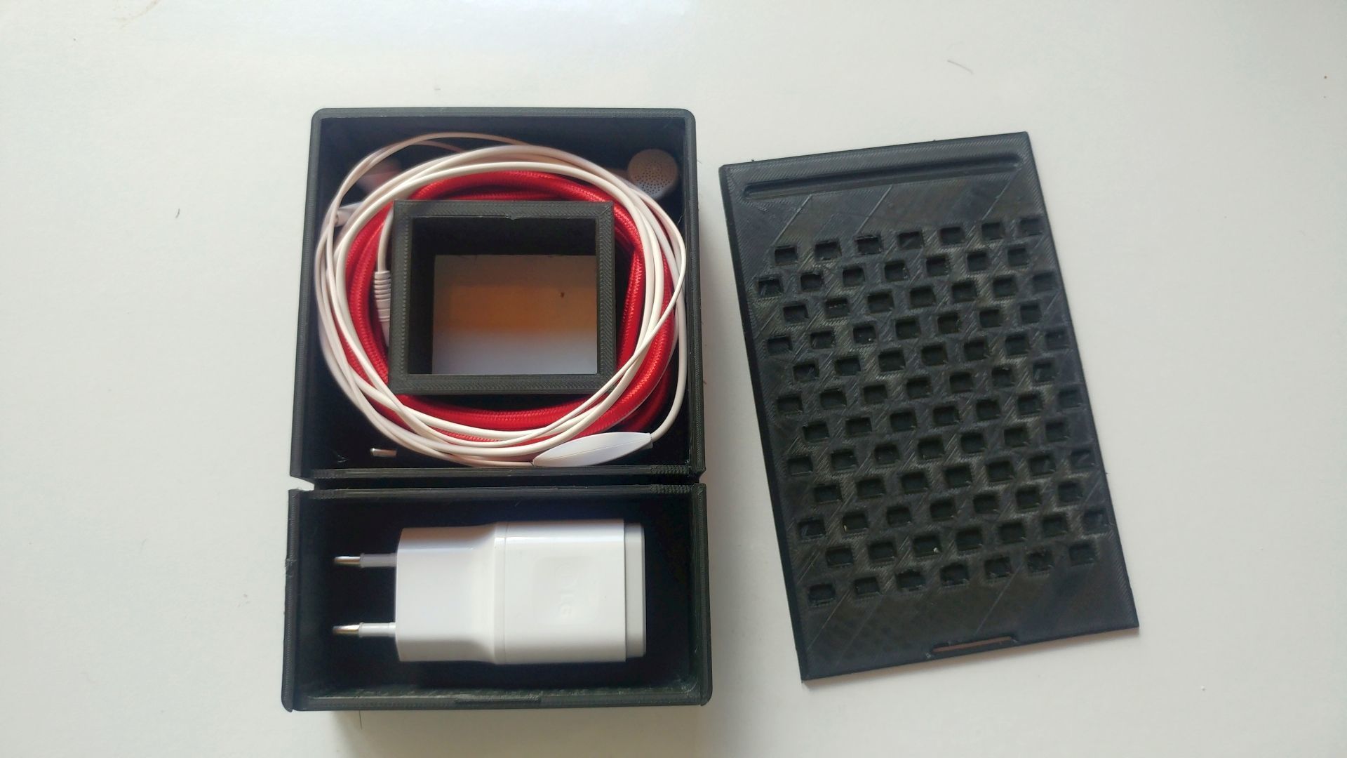 02b.jpg Download STL file Smartphone Charger Hanging Case • 3D printing model, feder_ico