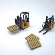 SFL02.jpg N Scale Small Forklift with Female Driver and Wood Pallet