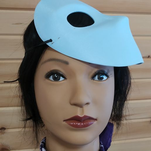 female-mannequin-with-perihelion-moretta-mask-atop-head.jpg Moretta/Servetta Muta - Máscara de mascarada veneciana - Perihelion Prints