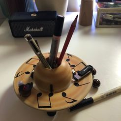 IMG-20230108-WA0000.jpg Saturnian melodies - 3D-printed pen holder with sheet music motif for the musical desk