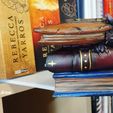 1765287415556.jpg Dragão de livros - Decoração de dragões para prateleiras