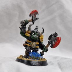 Kostenlose Miniatur - Ork-Krieger alter Schule mit Doppelaxt