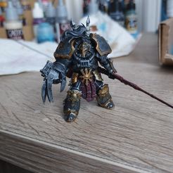 Abaddon com capacete