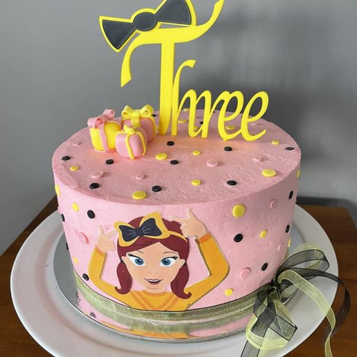 28693617-a0c7-4ca1-b527-ec4f42622d8b.jpg Dessus de gâteau à trois