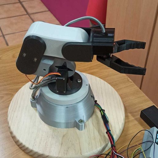 WhatsApp-Image-2023-05-14-at-18.08.14-1.jpeg 4-axis robotic arm