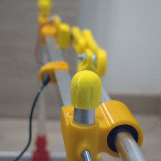 Әдемі брюнетка лесбиянки сүйіп отыр