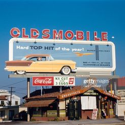 gettyimages-590927308-1024x1024.jpg Diorama Billboard Oldsmobile 1954 (1/43)