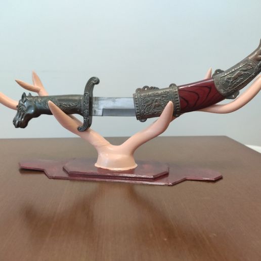 IMG_20210511_182146.jpg SUPORTE PARA FACAS COM CABEÇA DE VEADO