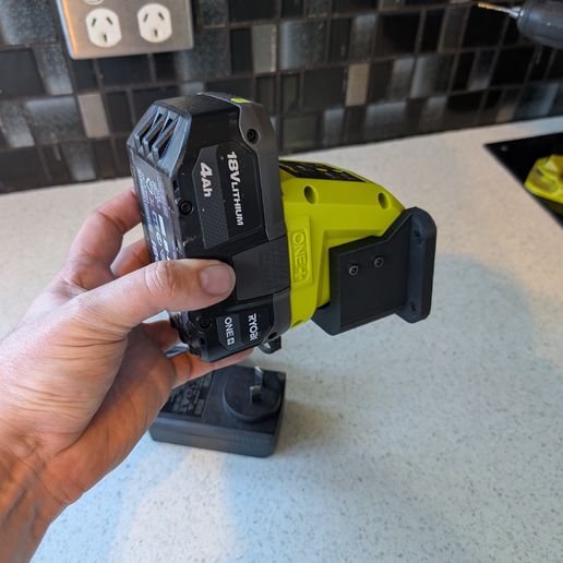 PXL_20260101_054617317.jpg Зарядное устройство Ryobi - настенное крепление