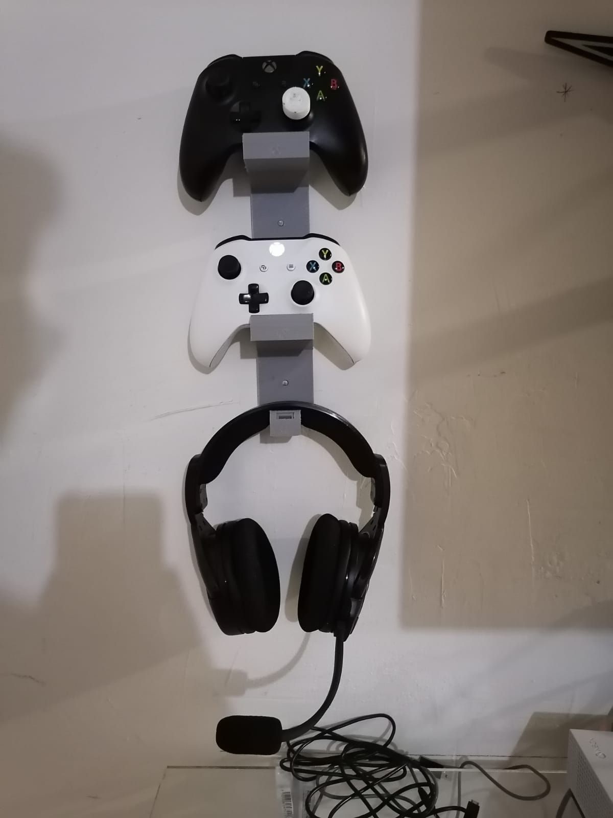 Download STL file Xbox 2 Controller & Headset Stand • 3D printing model