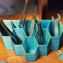 desk-holder-small.jpg ШЕСТИГРАННЫЙ НАСТОЛЬНЫЙ ДЕРЖАТЕЛЬ
