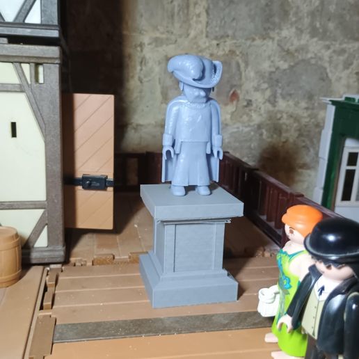 de9571e6-ee70-4427-947c-9f5ecb573a82.jpeg ¡Mi primera impresión en resina! Playmobil estatua medieval y pedestal.