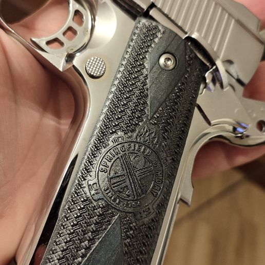 IMG_20220321_211810.jpg COLT 1911 BASIC GRIPS WITH PATTERN AND SPRINGFIELD LOGO