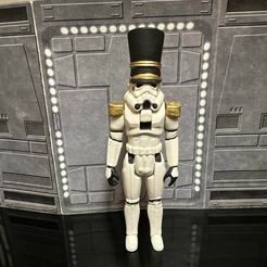 318617963_746303670411103_906175116728767691_n.jpg Archivo STL STAR WARS CALENDARIO DE ADVIENTO 2022 DÍA #12, FIGURA CASCANUECES STORMTROOPER VINTAGE (FUNCIONANDO), ORNAMENTO. 3.75", 1/18 KENNER, HASBRO・Plan de impresión en 3D para descargar