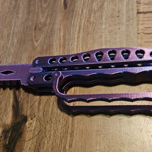 20240518_141145.jpg Balisong Duster Print-In-Place avec loquet