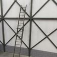 Extended-ladder-against-warehouse-wall.jpg Escalera extensible telescópica de dos partes con base ancha 1/14