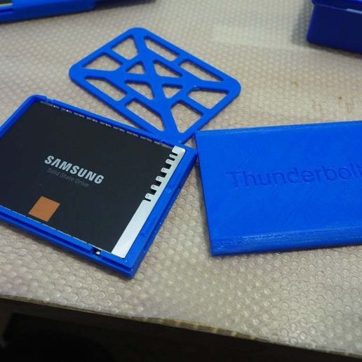 2.5" hard drive enclosure. Tool free and USM standard. - 3D model önizlemesi