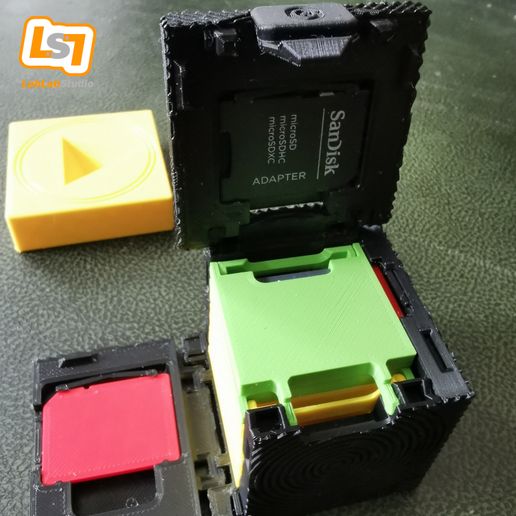 Cube_SD_05.jpg Cube de rangement pour cartes SD et MicroSD. 12 SD / 8 MicroSD ou 4 SD / 40 MicroSD