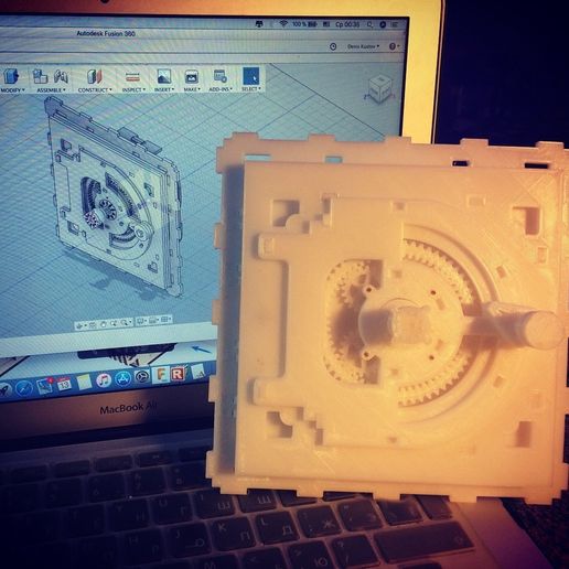 IMG_4876.JPG Mechanical safe with coded lock