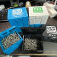 c9a63cc4-bb45-4902-a893-54f05426858b.jpg Caja de tornillos con bisagras de impresión en su sitio