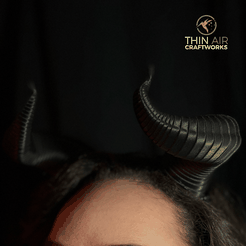 maleficent-horns-worn-min.png Fichier STL Cornes de Maléfique (Cosplay)・Modèle pour imprimante 3D à télécharger