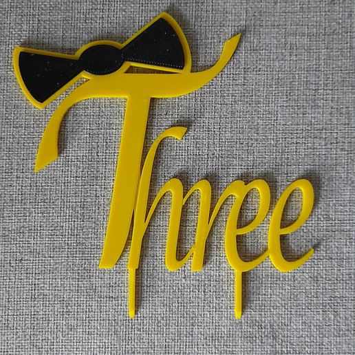 0566196a-3db7-48d3-8f14-b4c1db7593ed.jpg Dessus de gâteau à trois