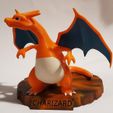 Estatua de Charizard con soporte