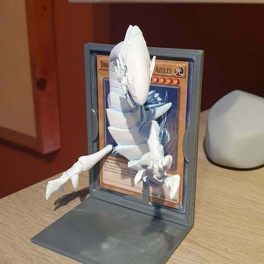 20201027_185358.jpg Blauäugiger weißer Drache mit Ständer