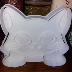20230420_191511.jpg Cookie cutter and stamp in the shape of a cat's head