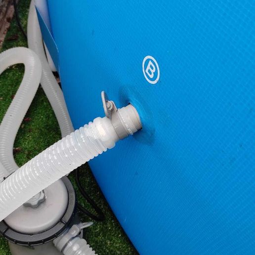 Swimming pool hose connector