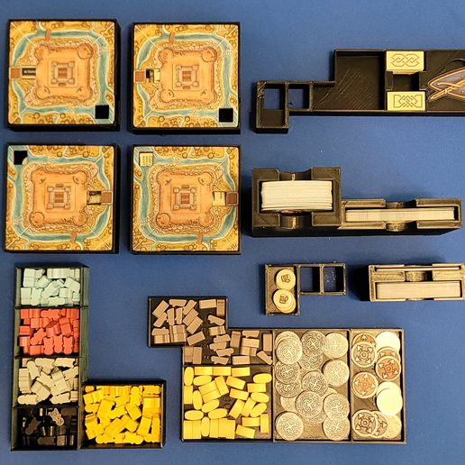 20250416_121721.jpg Der Anarchy-Brettspieleinsatz / Schachtelorganisator mit einzelnen Spielertabletts